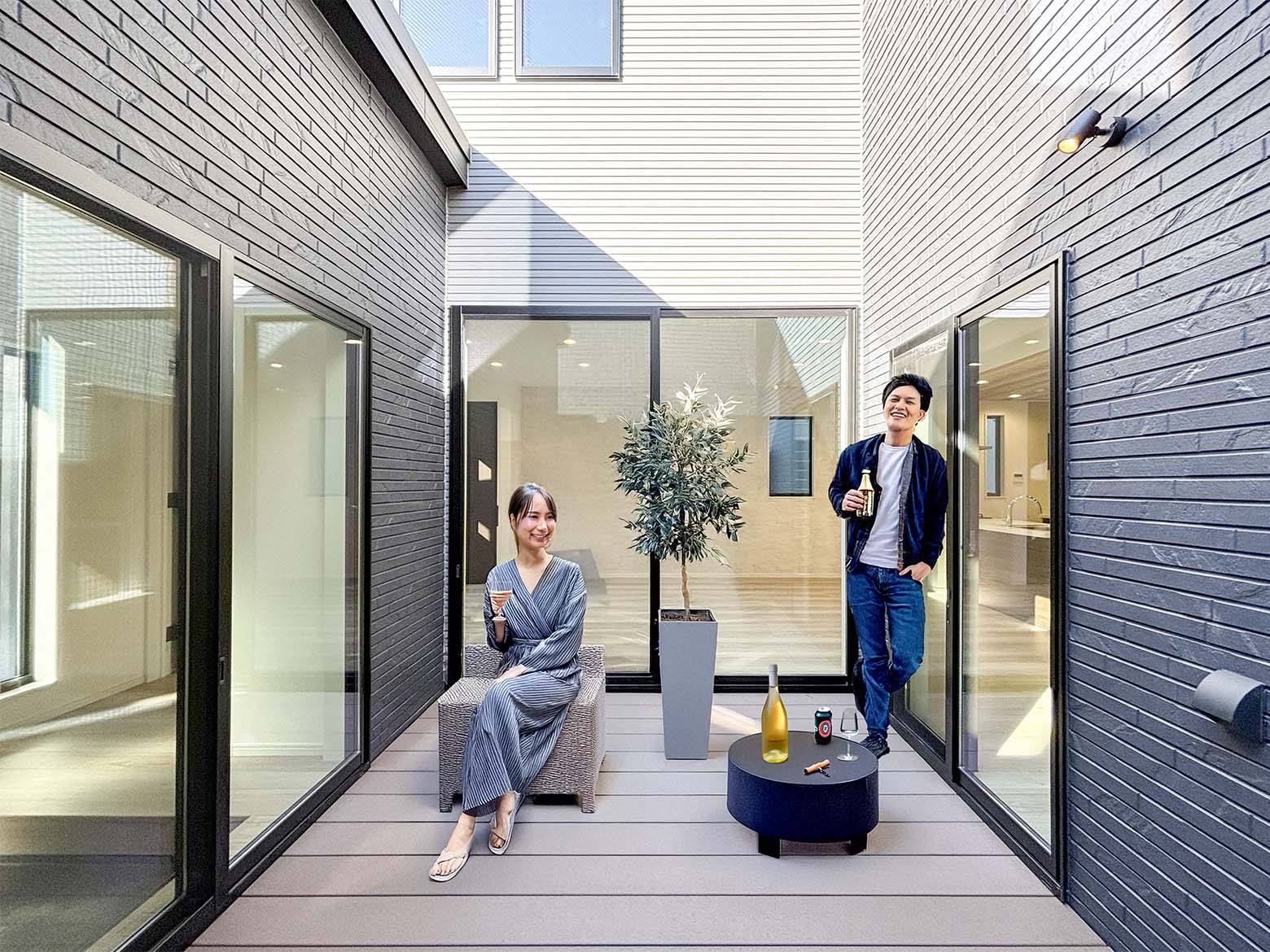 毎日がワクワクする仲庭。くつろぎに満ちたひろびろリビングの住まい 