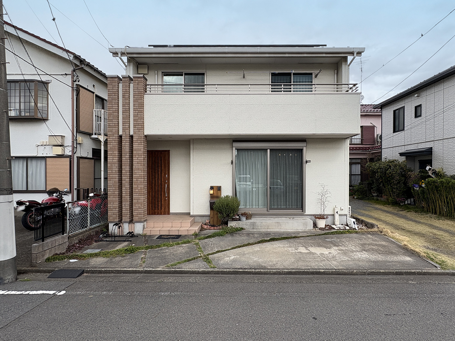 【横山2丁目】ひろびろ空間が心地よいリビングと収納豊富な住まい。