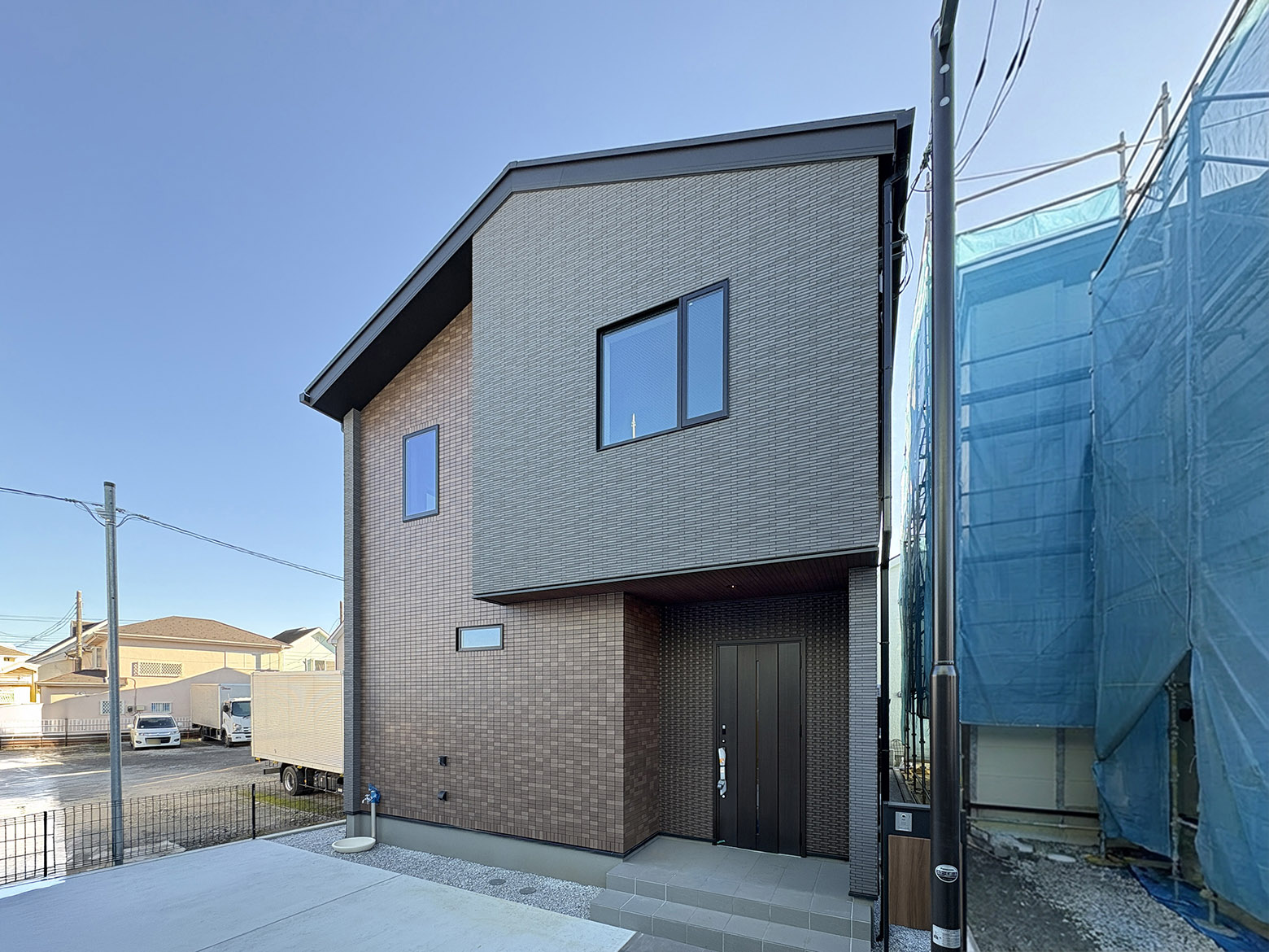 【清新6丁目】優れた家事動線と明るい吹き抜けリビングが魅力の住まい。