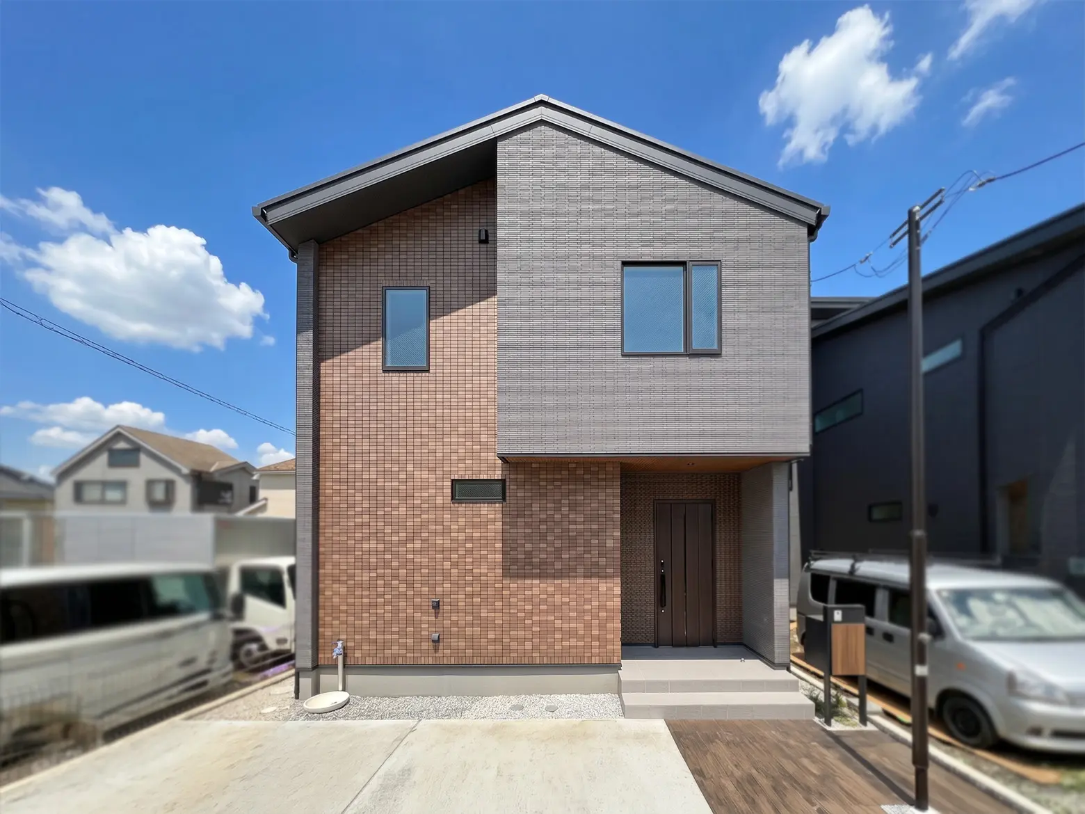 【清新6丁目】家事動線と明るい吹き抜けリビングが魅力の住まい。