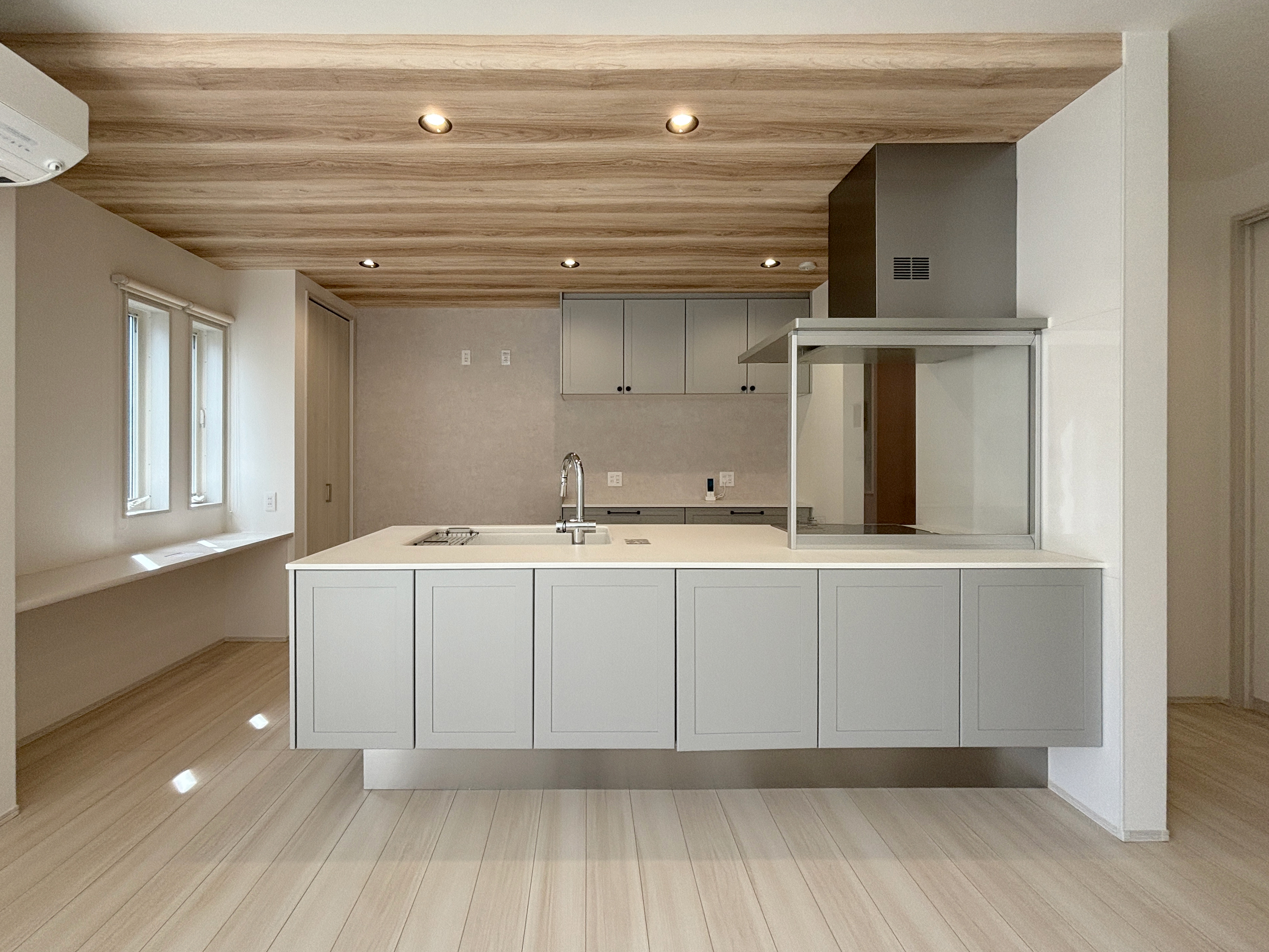 【新築施工事例】グレイッシュインテリアのキッチン＆温泉気分の洗面空間｜美都住販