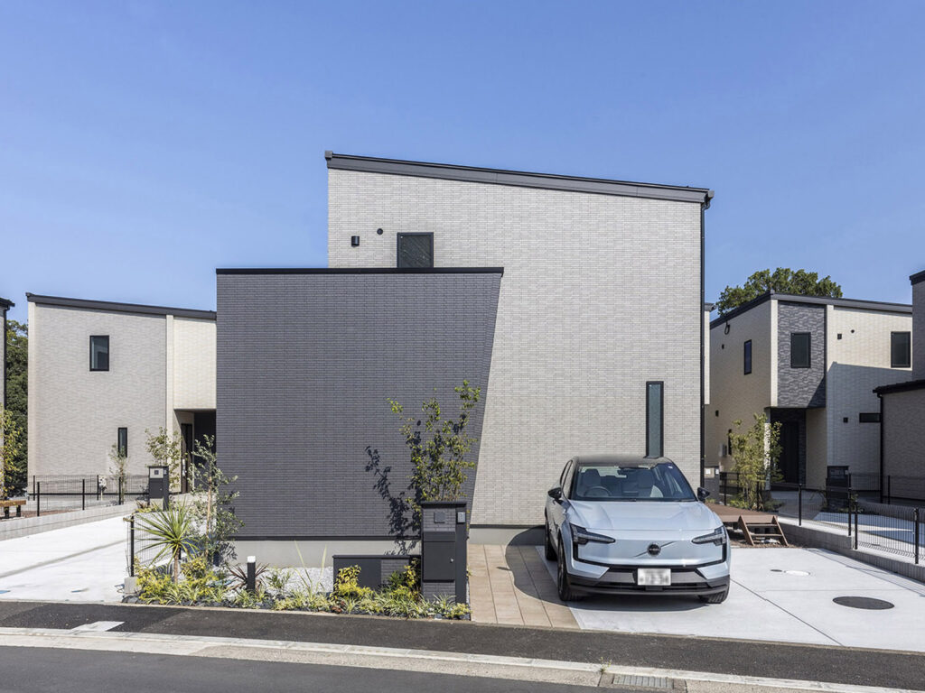 重厚な佇まいと、やさしく広がるLDK空間。家族のくつろぎを育む住まい。